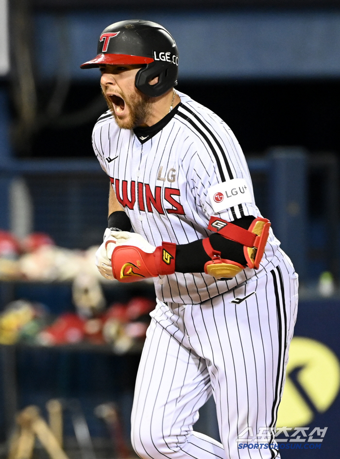 LG, come on! Just before the all-out match against Hanwha, Lee Young-bin was replaced with Lee Young-bin in the first inning of flank pain during Austin class-out training. 