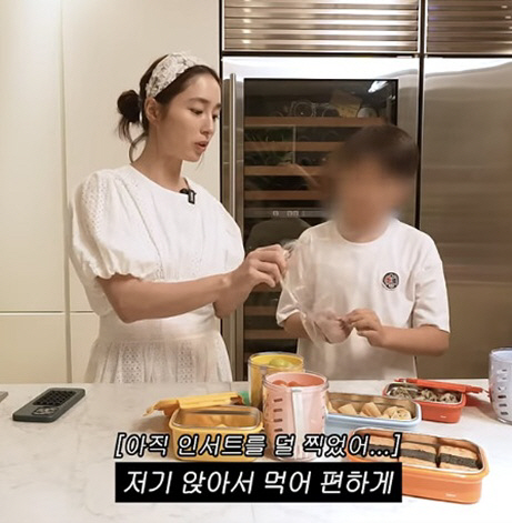 Minjung Lee looks like a surprise T-shirt size after giving her a big son..When did I grow up like this