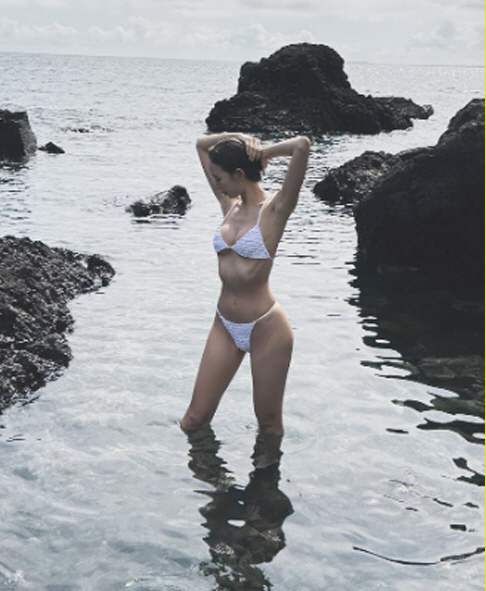Missing swimsuit? Lee Yoo Ae-rin, with a mermaid-like figure, 'Are you sure you're wearing it?'