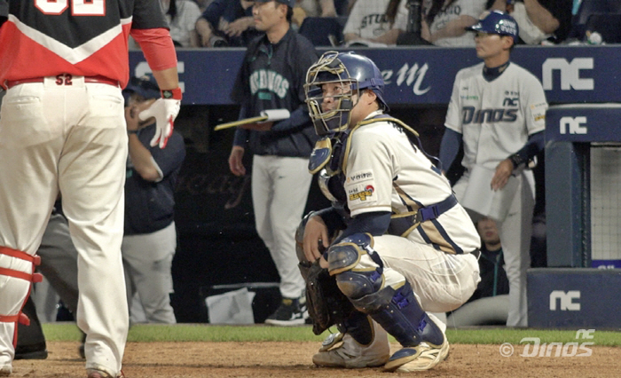 There's a main catcher left. Why? The reason why the outfielder wore a mask for the first time in 11 years is 
