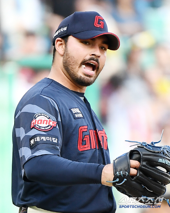 99th pitch, 156km best pitching, how good is it to be the first starter to throw so well...Director Kim Tae-hyung with a big smile. 