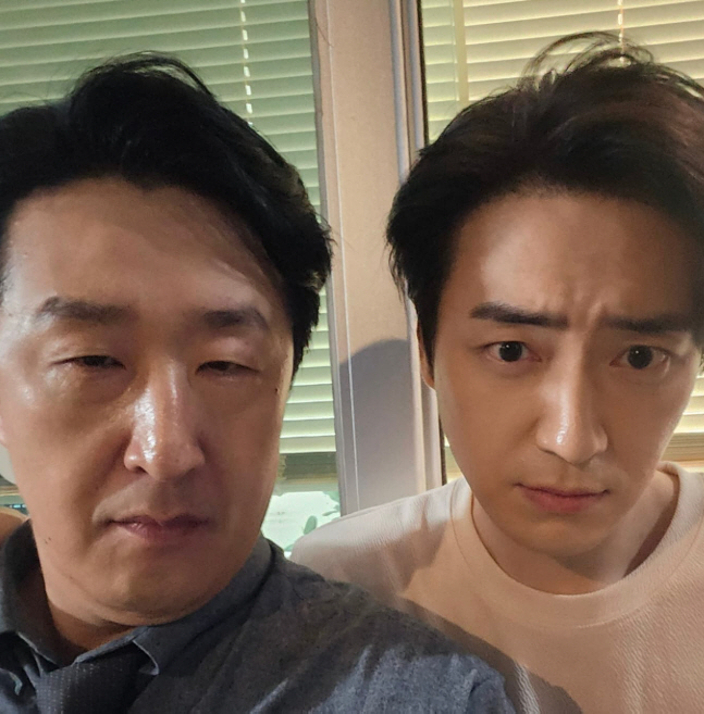 Are you the same age as Hyun Bong-sik and Lee Jun-hyuk who were born in 1984?Unexpected chemistry. 