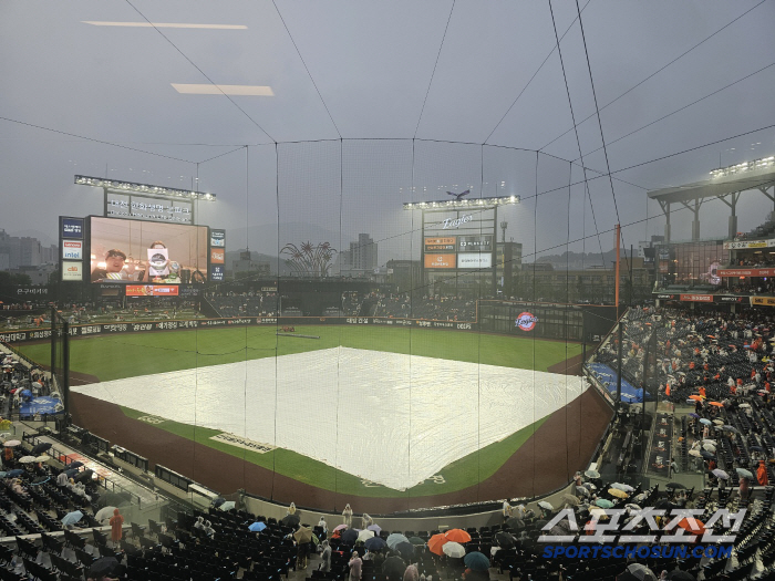 As soon as Hanwha turned the tables on the 54th, the sky was broken..What if the Daejeon game is suspended due to strong rain, and you can't get one back? 