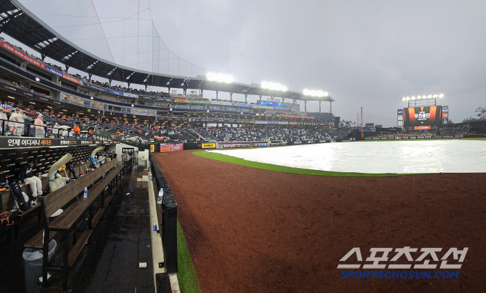 As soon as Hanwha turned the tables on the 54th, the sky was broken..What if the Daejeon game is suspended due to strong rain, and you can't get one back? 
