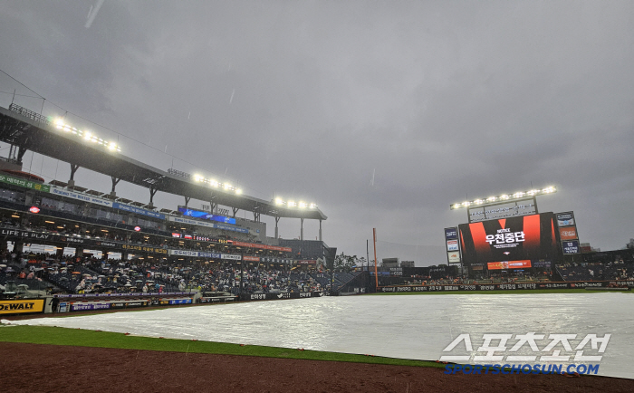 As soon as Hanwha turned the tables on the 54th, the sky was broken..What if the Daejeon game is suspended due to strong rain, and you can't get one back? 