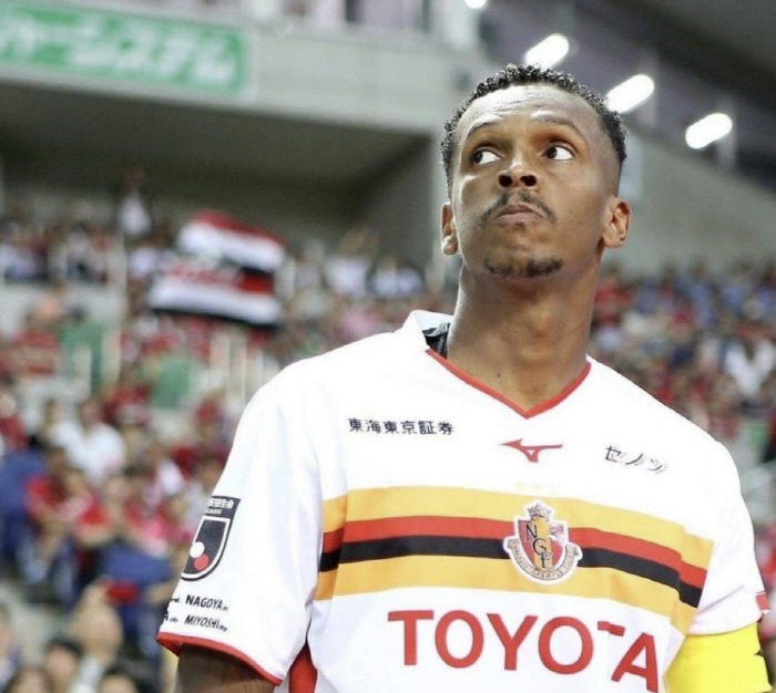 Beijing Olympics → J-League top scorer Arrested by police at worst unimaginable airport → Non-payment of child support  family feud due to alcohol