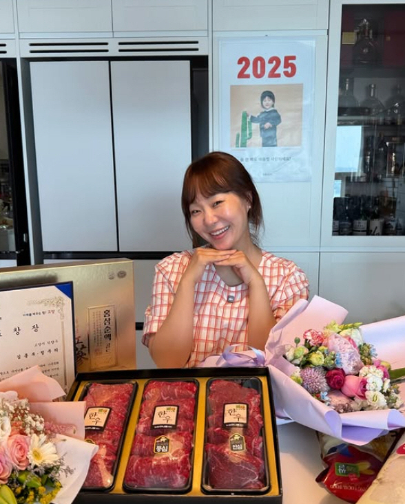 Five brothers' mom, Jeong Ju-ri, burst into a double celebration...I got an award with Dojun. 