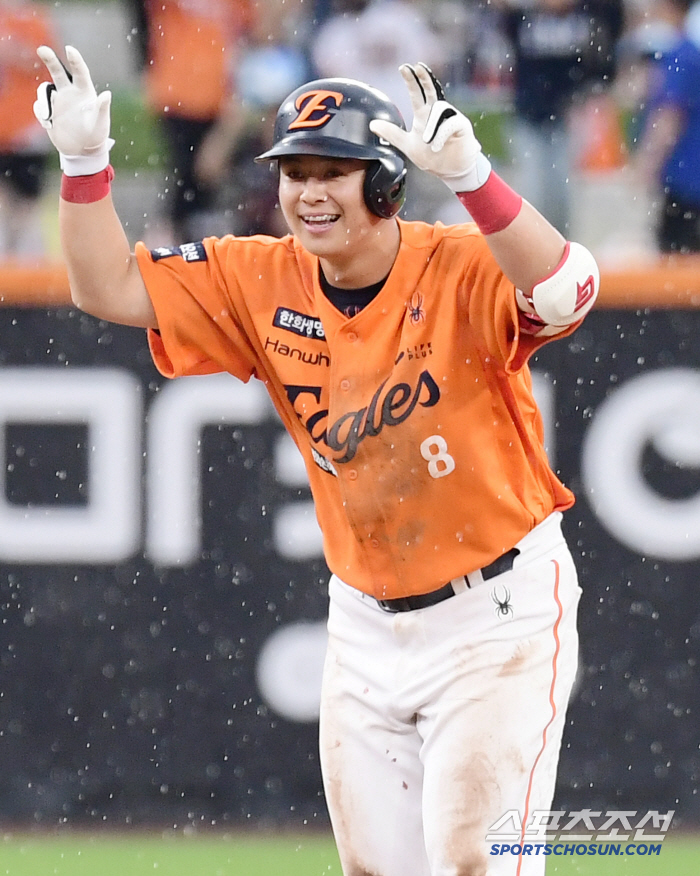 Hanwha won four consecutive games amid 104 minutes of rain..Noh Si-hwan, who became the lone No. 1 player in 33 days, won Hwang Jun-seo's first victory 