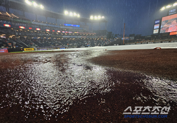 Hanwha won four consecutive games amid 104 minutes of rain..Noh Si-hwan, who became the lone No. 1 player in 33 days, won Hwang Jun-seo's first victory 