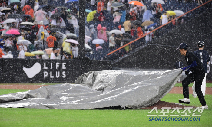 Hanwha won four consecutive games amid 104 minutes of rain..Noh Si-hwan, who became the lone No. 1 player in 33 days, won Hwang Jun-seo's first victory 