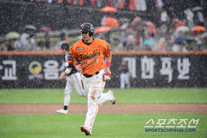 Hanwha won four consecutive games amid 104 minutes of rain..Noh Si-hwan, who became the lone No. 1 player in 33 days, won Hwang Jun-seo's first victory 