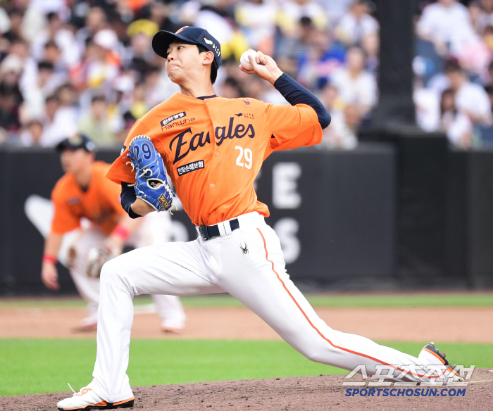 Hanwha won four consecutive games amid 104 minutes of rain..Noh Si-hwan, who became the lone No. 1 player in 33 days, won Hwang Jun-seo's first victory 