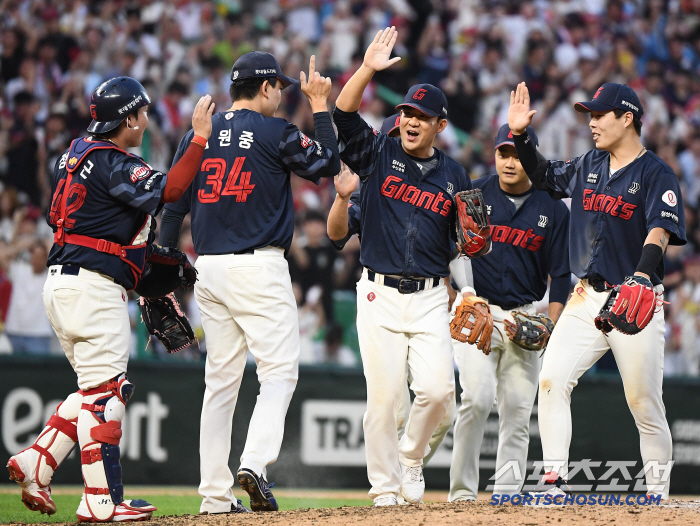 The head coach who threw a shot at the coach's lack of communication...The pinch-hitter Han Yu-seom is waiting for a tie in the bottom of the ninth inning → A futile ending 