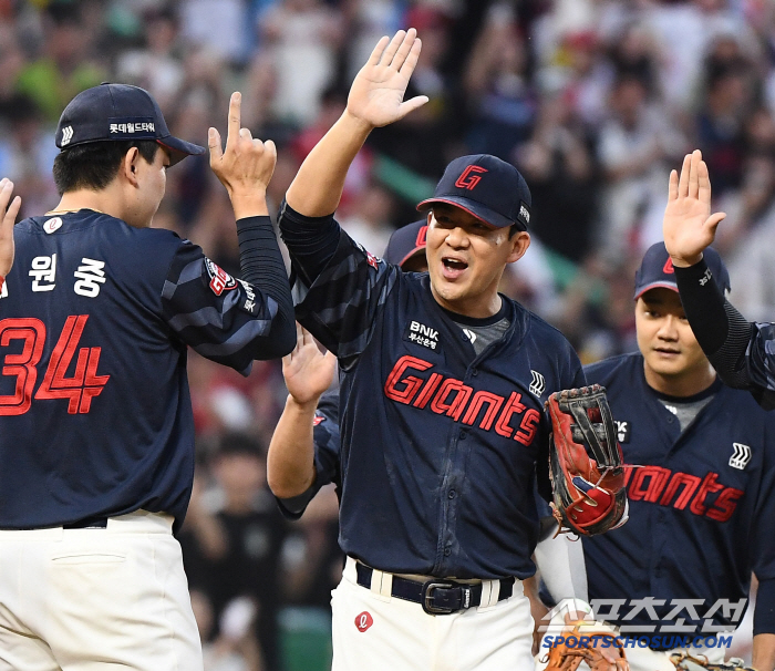 The head coach who threw a shot at the coach's lack of communication...The pinch-hitter Han Yu-seom is waiting for a tie in the bottom of the ninth inning → A futile ending 