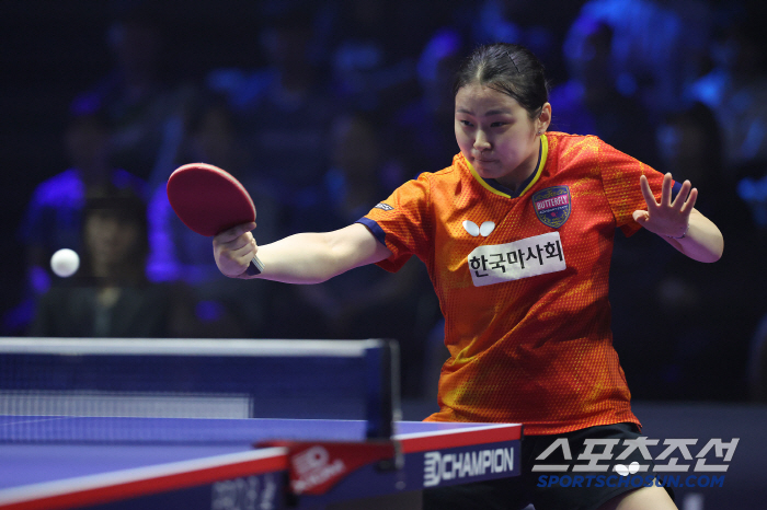Hyun Jung-hwa's Aeje-eun and defender Shin Seong-seung defeated 3-0 to become the 女 singles professional league champion!
