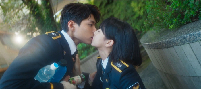 Park Bo-gum and Kim So-hyun’s Kiss Shocks Viewers in ‘Good Boy’ Episode 5