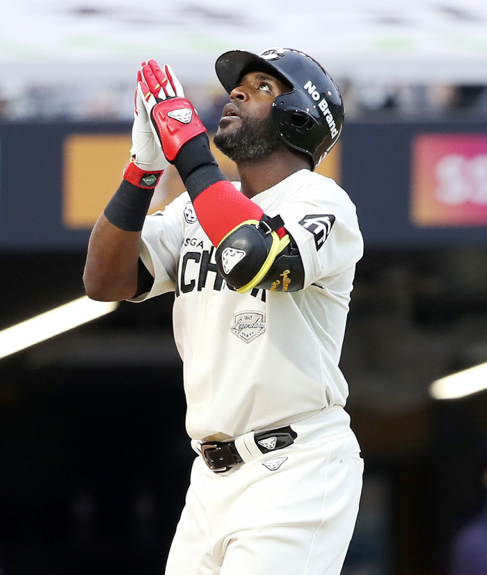 I felt sorry for him. Injury gap on the 52nd → First home run since returning! The truth conveyed by the batting king and foreigners 
