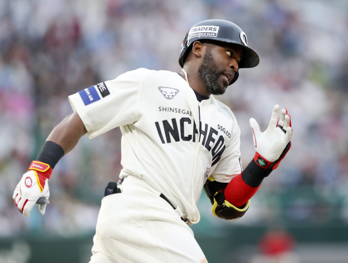 I felt sorry for him. Injury gap on the 52nd → First home run since returning! The truth conveyed by the batting king and foreigners 
