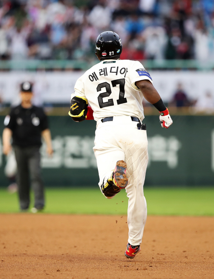 I felt sorry for him. Injury gap on the 52nd → First home run since returning! The truth conveyed by the batting king and foreigners 