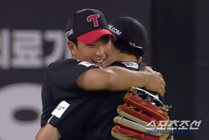 It's not a one-tool hit. If you move away, you're. The perfect replacement of Yeol-ryang, the home run king, was successful in replacing the log ratio of Yeol-ryang, the first-place exhibition game with an accurate throw 