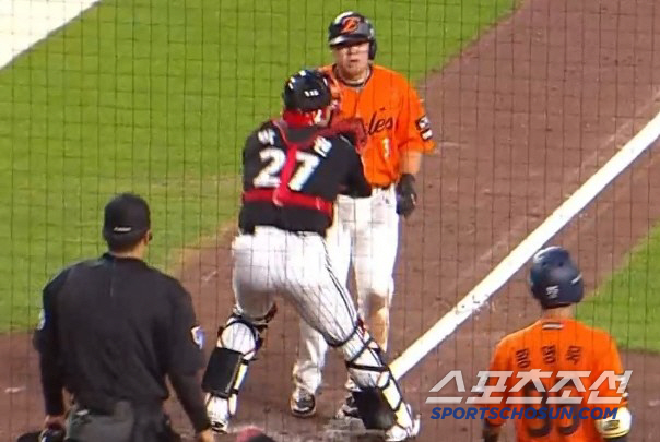 It's not a one-tool hit. If you move away, you're. The perfect replacement of Yeol-ryang, the home run king, was successful in replacing the log ratio of Yeol-ryang, the first-place exhibition game with an accurate throw 