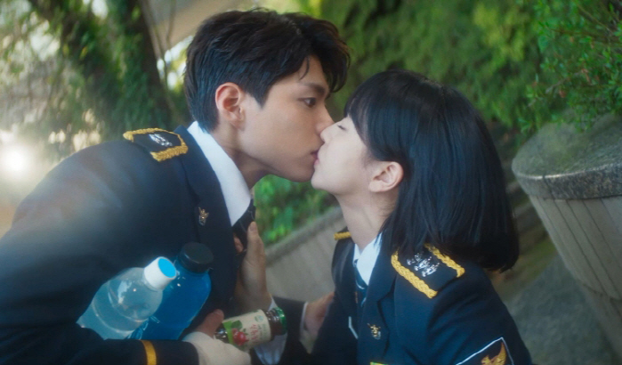 Park Bo-gum also has Parkinson's disease? ♥ Fell down after kissing Kim So-hyun (Good Boy)