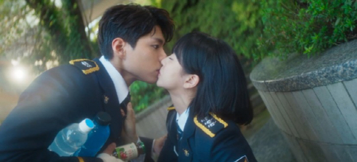  Park Bo-gum, ♥ Fell down after kissing Kim So-hyun...'Good Boy' shock kiss ending
