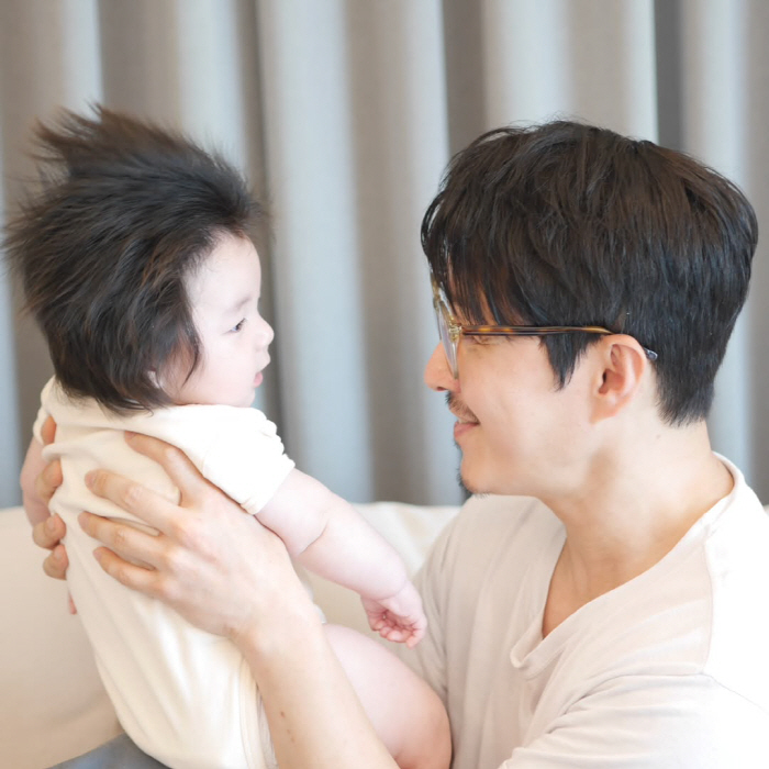 Saya ♥ Shim Hyung-tak, 47 years old who didn't come to presbyopia, wear glasses to see your dad well