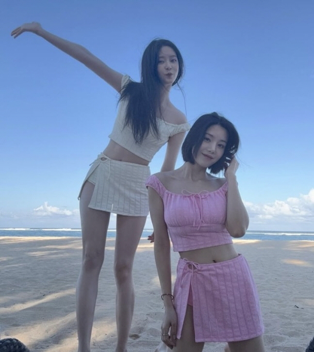  'Water Bomb Goddess' Kwon Eun-bi, an unconventional bikini...Summer vacation with Kim Minjoo