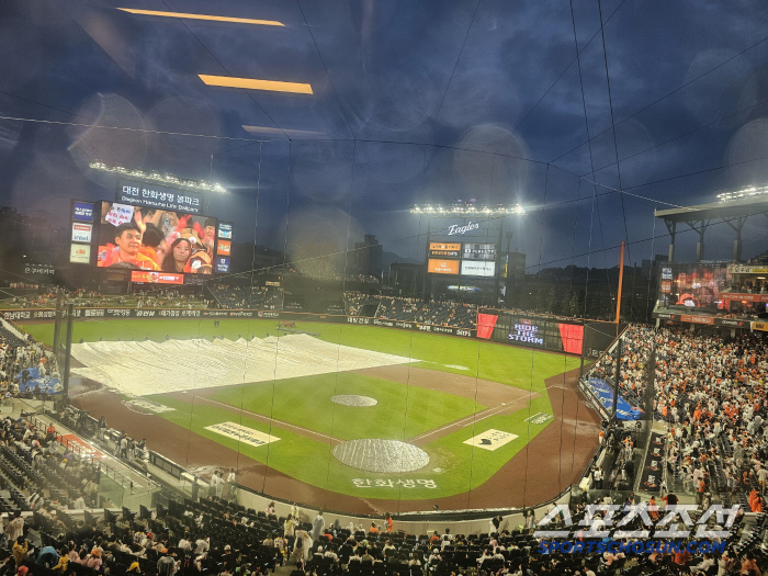 The tarpaulin has been removed..Daejeon game is scheduled to resume at 830 after a delay of 1 hour and 47 minutes 