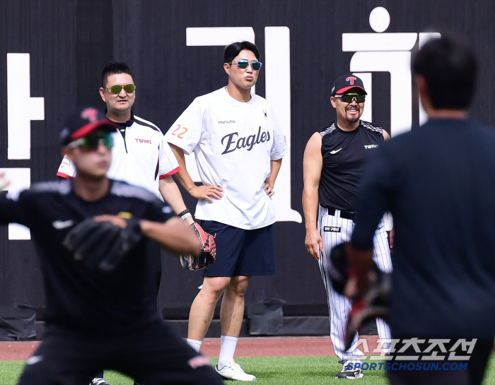Why is Captain Eagle coming out of there? Welcome to Daejeon Ball Park, welcome the family members, the leader eagle.