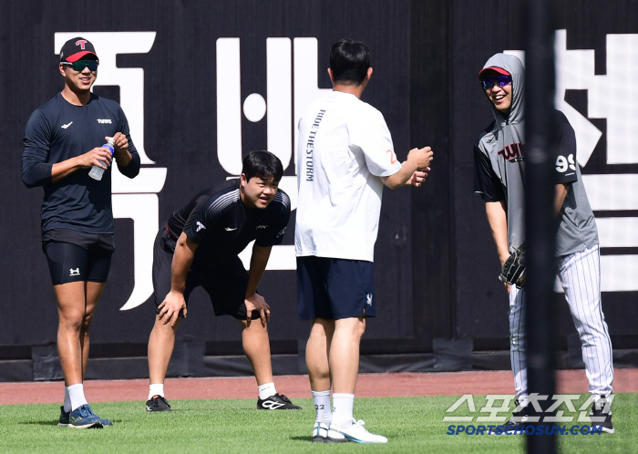 Why is Captain Eagle coming out of there? Welcome to Daejeon Ball Park, welcome the family members, the leader eagle.