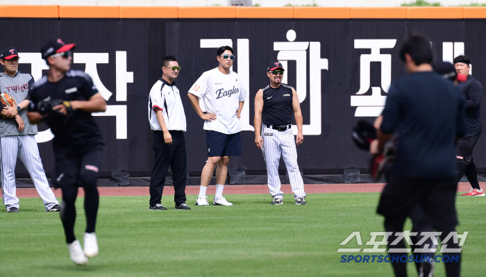 Why is Captain Eagle coming out of there? Welcome to Daejeon Ball Park, welcome the family members, the leader eagle.