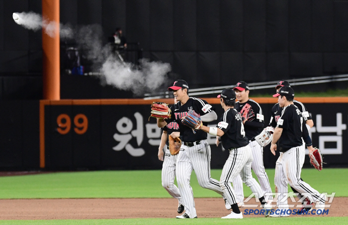 Why is Captain Eagle coming out of there? Welcome to Daejeon Ball Park, welcome the family members, the leader eagle.
