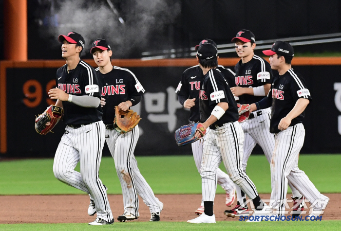 Why is Captain Eagle coming out of there? Welcome to Daejeon Ball Park, welcome the family members, the leader eagle.