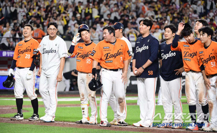 Why is Captain Eagle coming out of there? Welcome to Daejeon Ball Park, welcome the family members, the leader eagle.