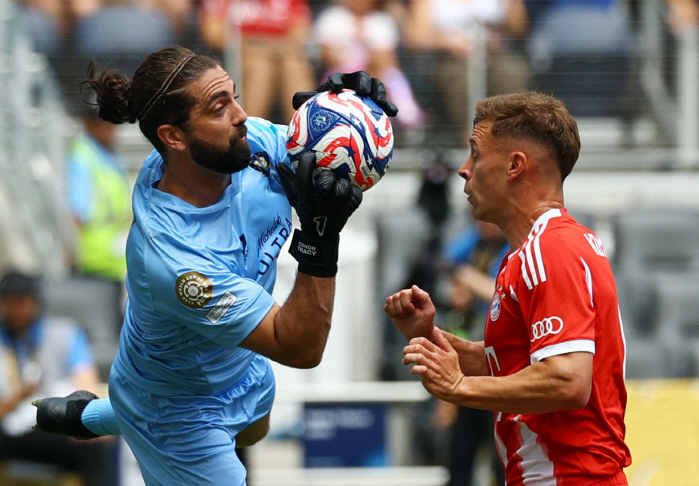 10 points → The GK who did a crazy good job, you're a warehouse employee? Why the Munich players had no choice but to pay tribute after winning