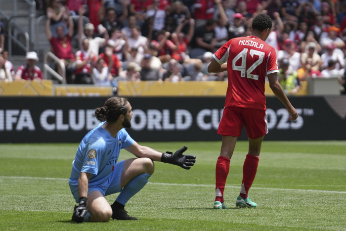 10 points → The GK who did a crazy good job, you're a warehouse employee? Why the Munich players had no choice but to pay tribute after winning
