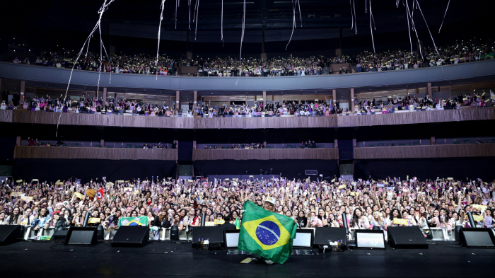 Baekhyun also received Sao Paulo, Brazil...It's a concert venue that's sold out and high quality