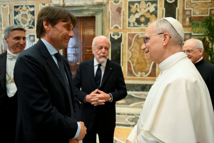 Director Conte turned out to be a saint...Save one of Manchester's troubles, Garnacho Grealish