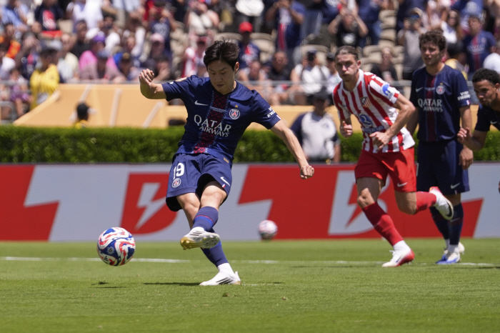 Director Enrique's farewell gift? PSG Lee Kang-in is the first Korean to score a PK goal at the Club World Cup, and a kicker appeared after a substitution. Consideration before the sale