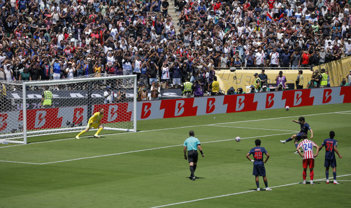 Director Enrique's farewell gift? PSG Lee Kang-in is the first Korean to score a PK goal at the Club World Cup, and a kicker appeared after a substitution. Consideration before the sale