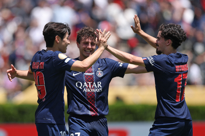 Director Enrique's farewell gift? PSG Lee Kang-in is the first Korean to score a PK goal at the Club World Cup, and a kicker appeared after a substitution. Consideration before the sale