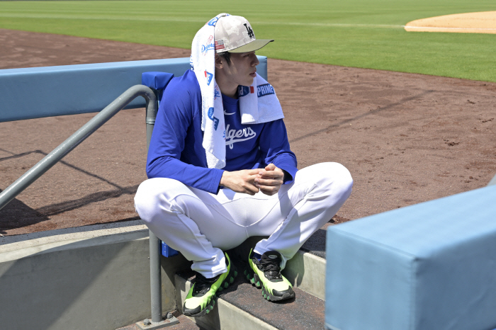Does it come in loud and quietly disappear? We're going without Sasaki. Roberts stops training after playing catch