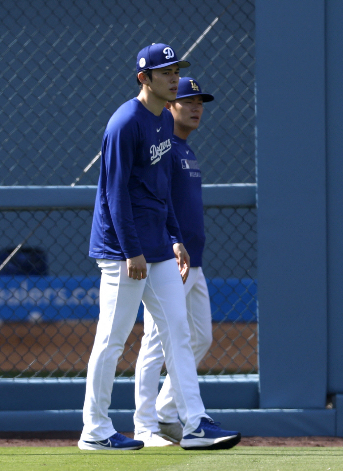 Does it come in loud and quietly disappear? We're going without Sasaki. Roberts stops training after playing catch