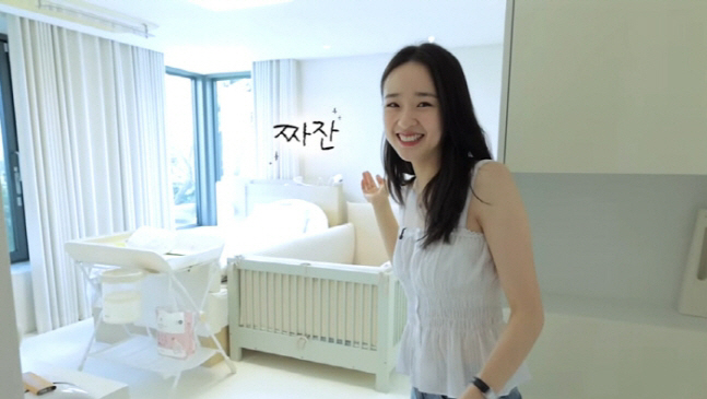 Financiers ♥ Son Yeon-jae's 15-month-old home inspects belongings while looking at playground bags