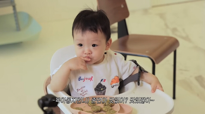 Financiers ♥ Son Yeon-jae's 15-month-old home inspects belongings while looking at playground bags