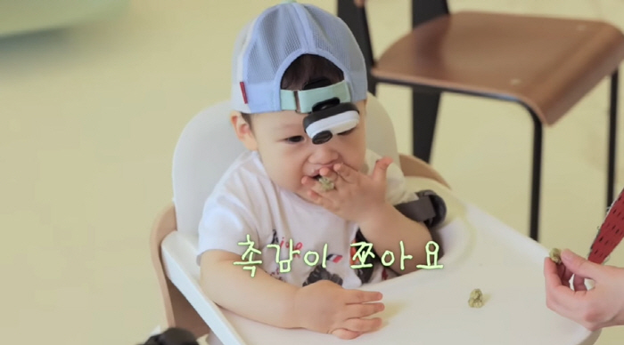 Financiers ♥ Son Yeon-jae's 15-month-old home inspects belongings while looking at playground bags
