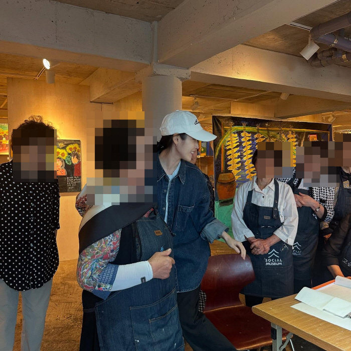 I kept my promise...IU makes a surprise visit to Jeju Grandmother's Exhibition in person