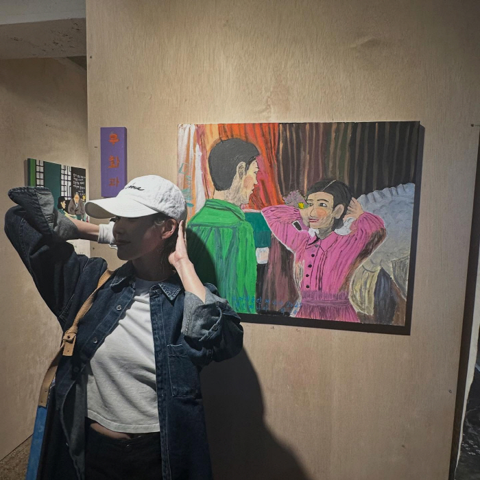 I kept my promise...IU makes a surprise visit to Jeju Grandmother's Exhibition in person